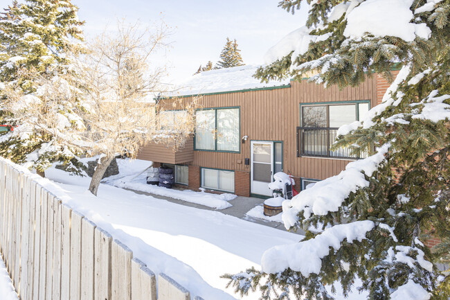 15 Huntington Park Pl NW in Calgary, AB - Building Photo - Primary Photo