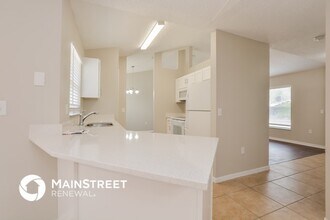 915 Leeward Dr in Deltona, FL - Foto de edificio - Building Photo