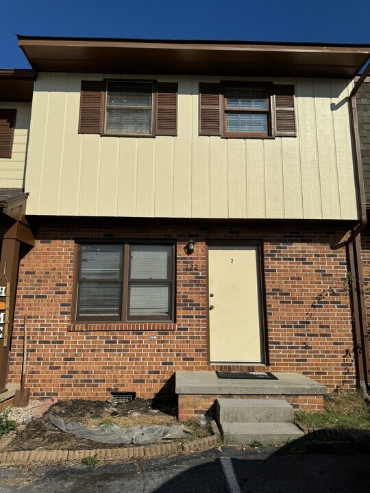120 Oakcrest Cir in Bristol, VA - Foto de edificio