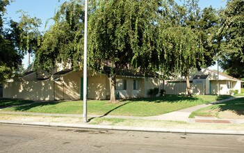 Kearney Cooley Plaza in Fresno, CA - Foto de edificio - Building Photo