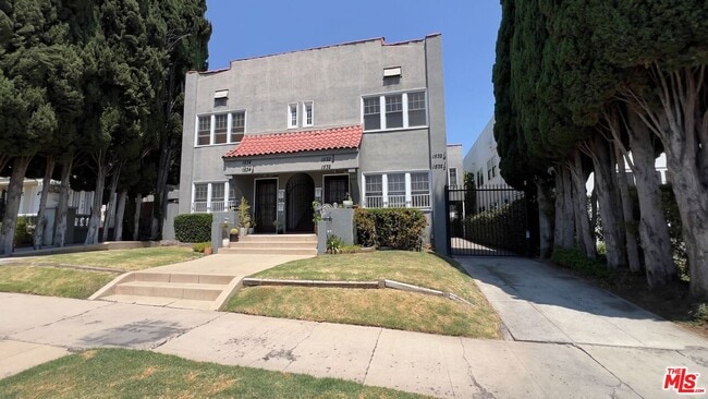 1532 Rosalia Rd in Los Angeles, CA - Building Photo - Building Photo