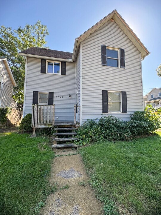 1702 13th Ave in Moline, IL - Building Photo