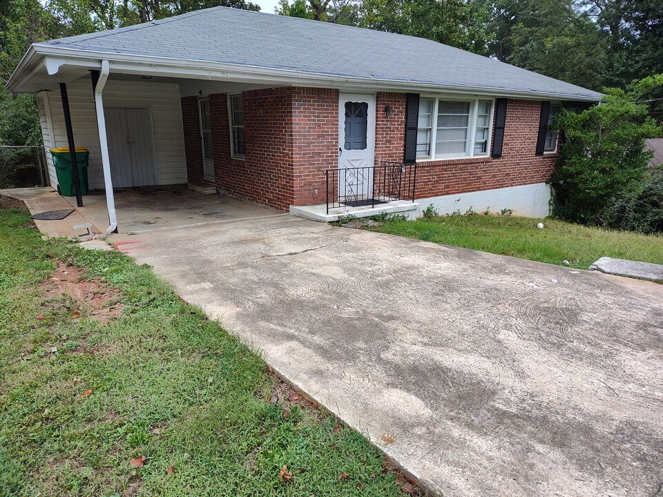 1156 Lloyd Dr in Forest Park, GA - Building Photo