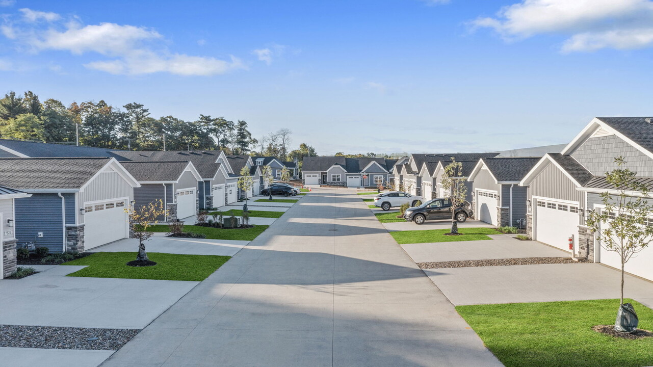 Parkview Villas in Sagamore Hills, OH - Building Photo