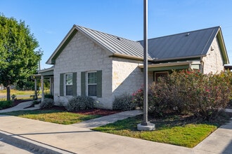 Chandler Place Apartments in Blanco, TX - Foto de edificio - Building Photo