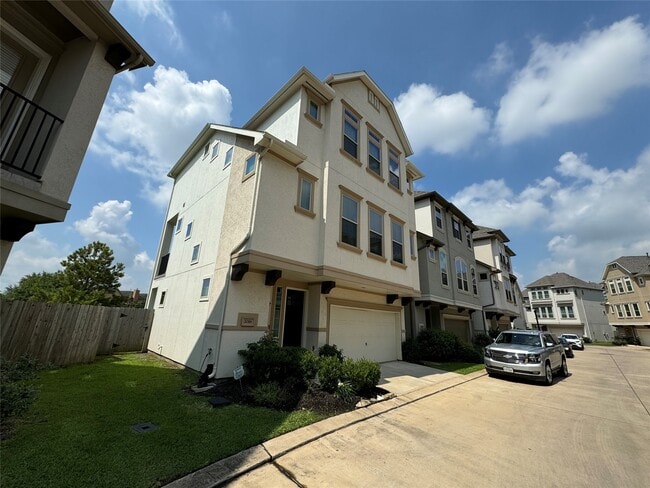 2018 Royal Landing Dr in Houston, TX - Building Photo - Building Photo