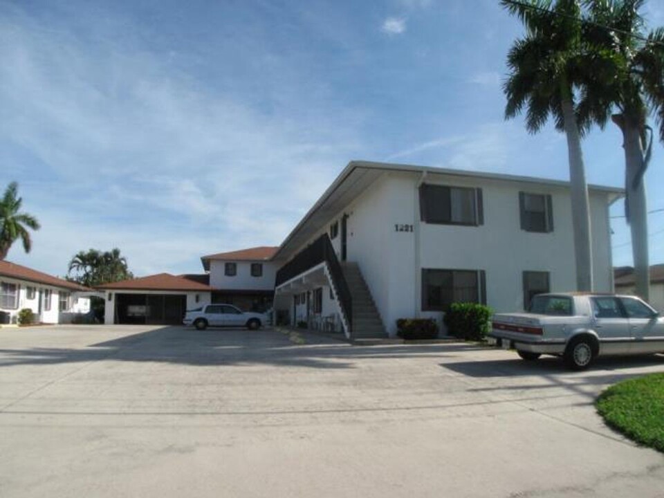 1221 SE 46th Ln in Cape Coral, FL - Building Photo