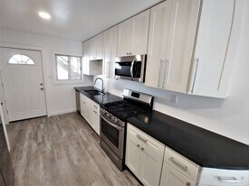 605 E 14th Ave in Munhall, PA - Building Photo