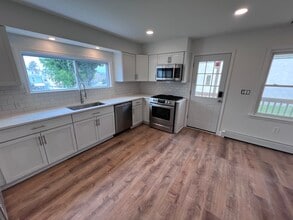 421 Grove St in Bridgeport, PA - Building Photo - Building Photo