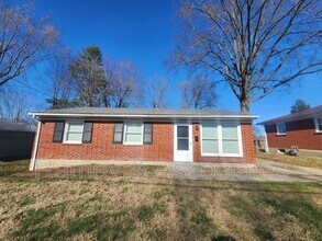 5703 Chestnutwood Way in Louisville, KY - Building Photo - Building Photo