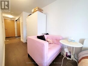 11 Wellesley St W in Toronto, ON - Building Photo - Building Photo