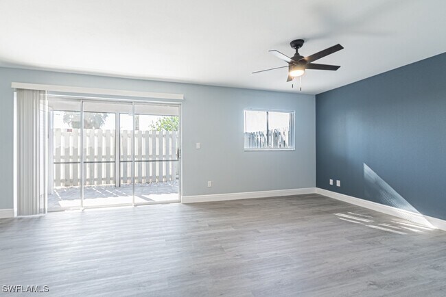 5745 Foxlake Dr in North Fort Myers, FL - Foto de edificio - Building Photo