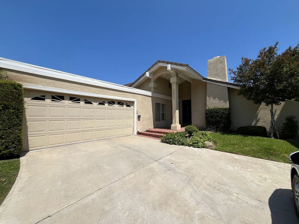 23627 Vía Beguine in Santa Clarita, CA - Building Photo