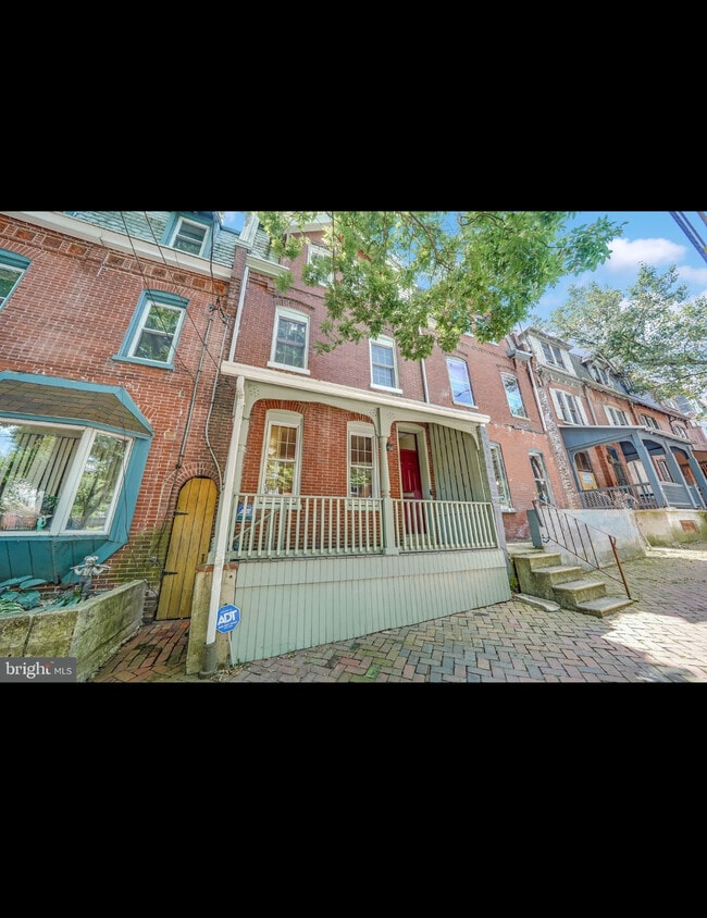 property at 816 W 9th St