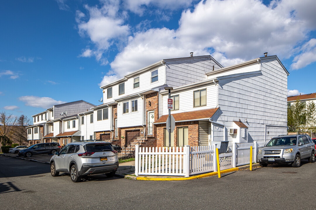 Town & Country Villas in Staten Island, NY - Building Photo