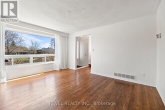 6821 Darcel Ave in Mississauga, ON - Building Photo - Building Photo
