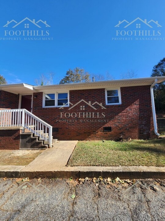 202 Kennemore St in Central, SC - Building Photo