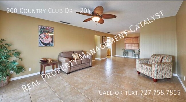 200 Country Club Dr in Largo, FL - Foto de edificio - Building Photo