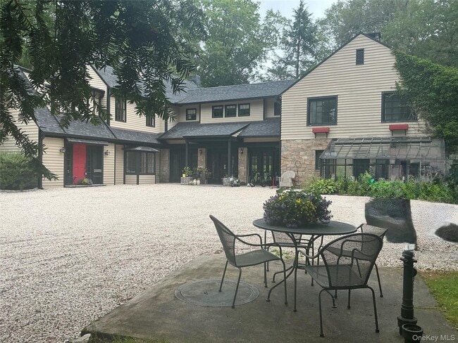 property at 118 Old Mill River Rd