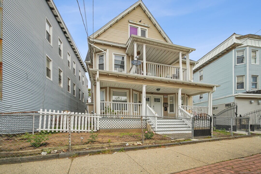 1119 Stratford Ave in Bridgeport, CT - Building Photo