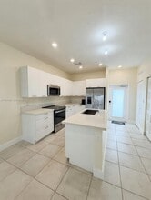 8301 NW 41st St, Unit B-107 in Doral, FL - Foto de edificio - Building Photo