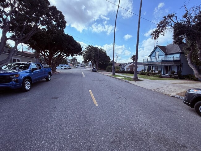 323 S Francisca Ave in Redondo Beach, CA - Foto de edificio - Building Photo