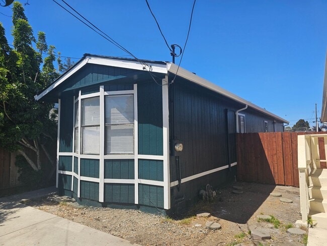 639 S Elmhurst Ave-Unit -639 in Oakland, CA - Building Photo - Building Photo
