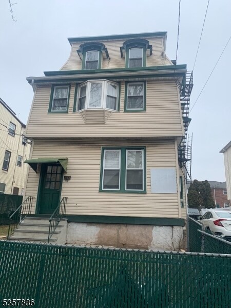 1143 Louisa St in Elizabeth, NJ - Building Photo
