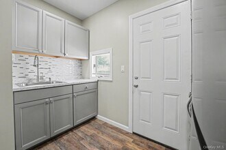 7 S Atlantic St in Bay Shore, NY - Foto de edificio - Building Photo