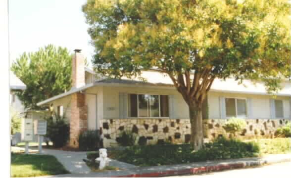 855 Burbank Dr in Santa Clara, CA - Building Photo - Building Photo