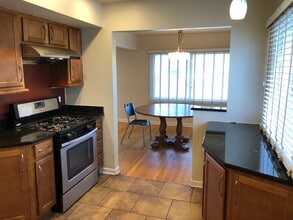 1674 Maple St in Des Plaines, IL - Building Photo - Building Photo