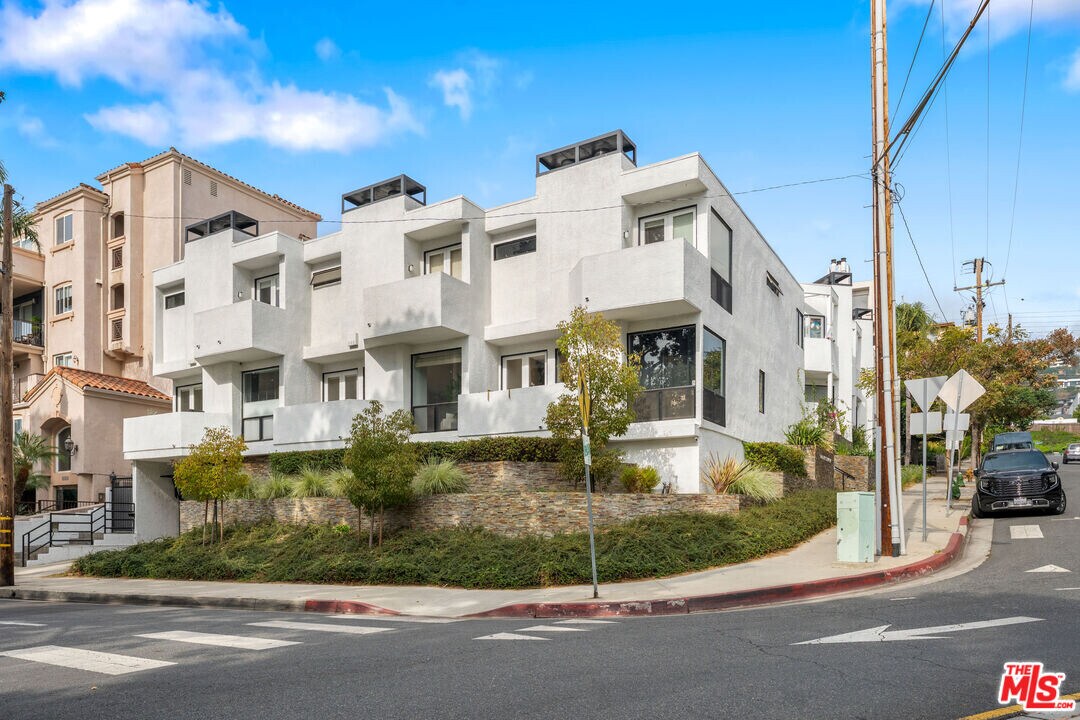 8601 W Knl Dr in West Hollywood, CA - Building Photo