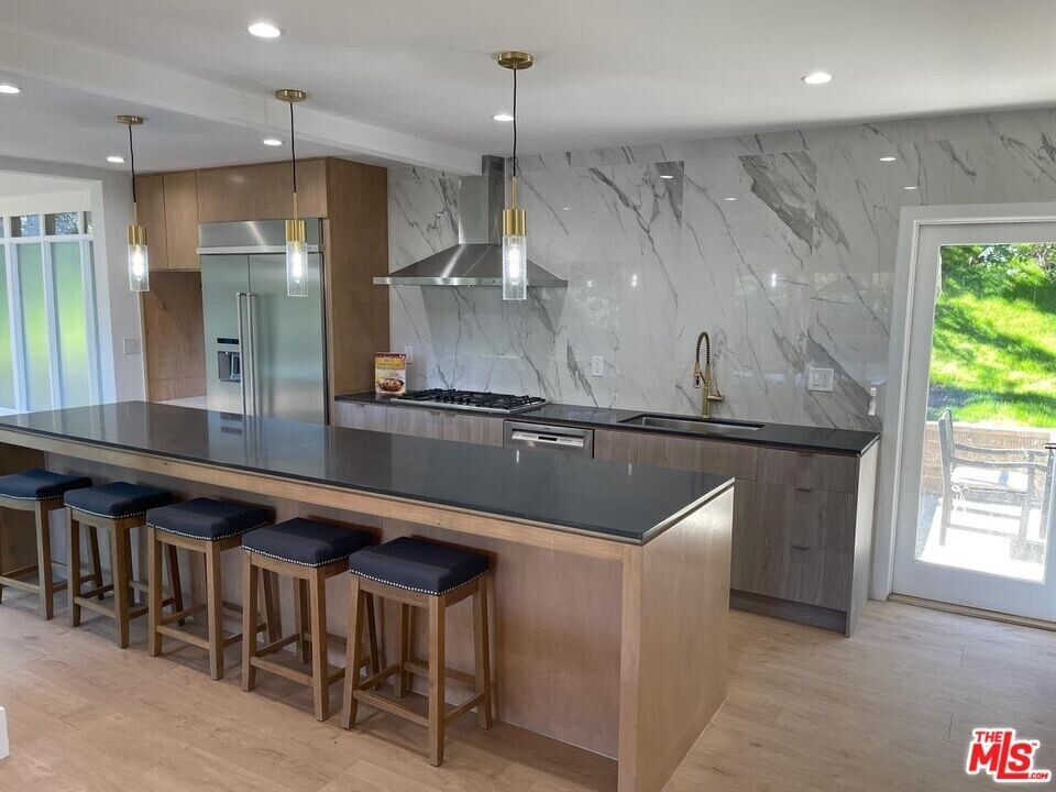15434 Mulholland Dr in Los Angeles, CA - Building Photo