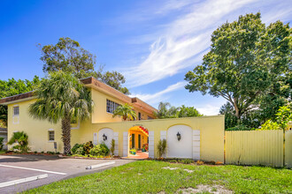 Villa Flore in Clearwater, FL - Building Photo - Building Photo