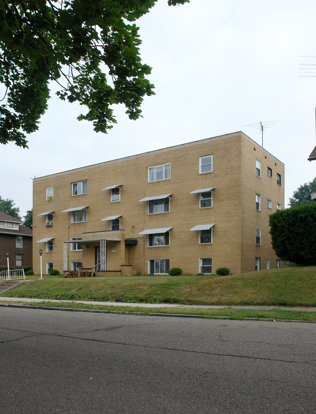 1027 17th St NW in Canton, OH - Foto de edificio - Building Photo