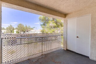 4884 Nara Vista Way in Las Vegas, NV - Building Photo - Building Photo
