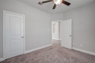 12816 Oak Fls Dr in Pearland, TX - Building Photo