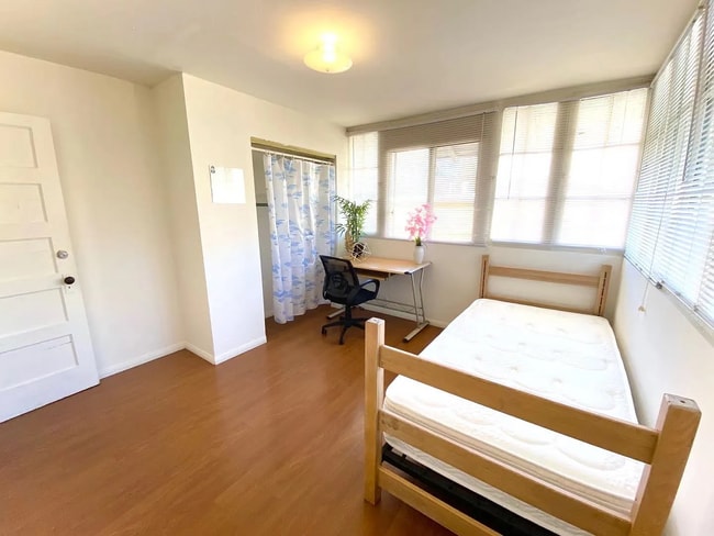 1142 W 37th Pl in Los Angeles, CA - Building Photo - Building Photo