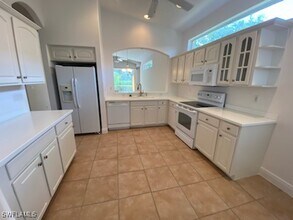 15377 Cortona Way in Naples, FL - Foto de edificio - Building Photo