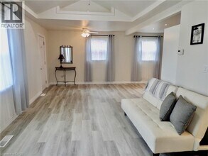 562 Beach Blvd in Hamilton, ON - Building Photo - Building Photo