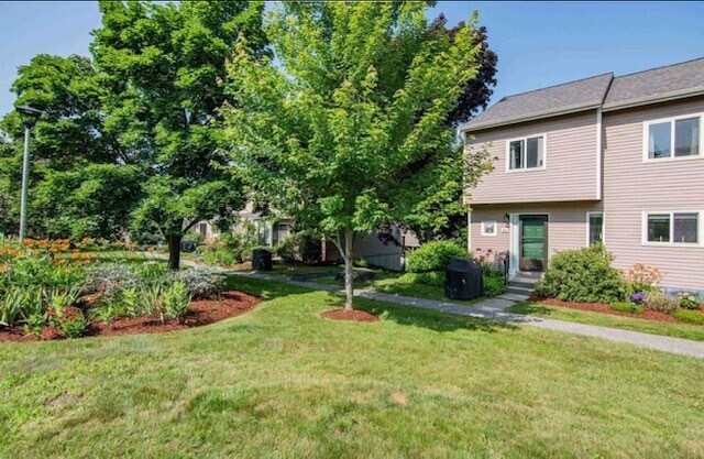 H5 Stonehedge Dr in South Burlington, VT - Foto de edificio