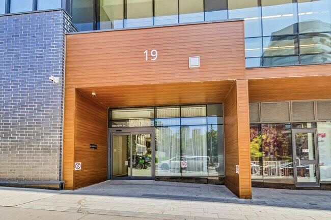 19 Western Battery Rd in Toronto, ON - Building Photo - Building Photo