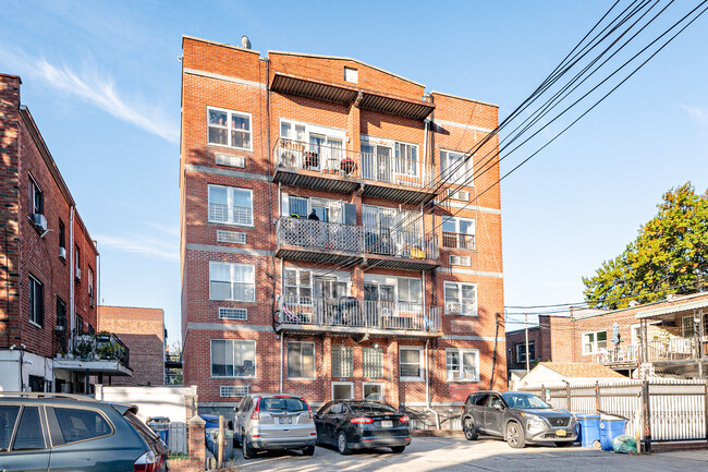 41-10 97th Pl in Corona, NY - Foto de edificio - Building Photo