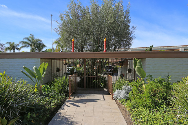 Fontainbleau Terrace in Carlsbad, CA - Building Photo - Building Photo