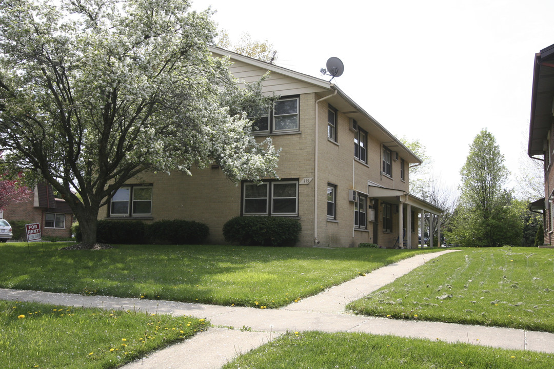 115 N Whispering Hills Dr in Naperville, IL - Building Photo