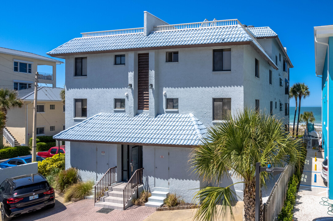 Beach Trail Villas in Indian Rocks Beach, FL - Foto de edificio