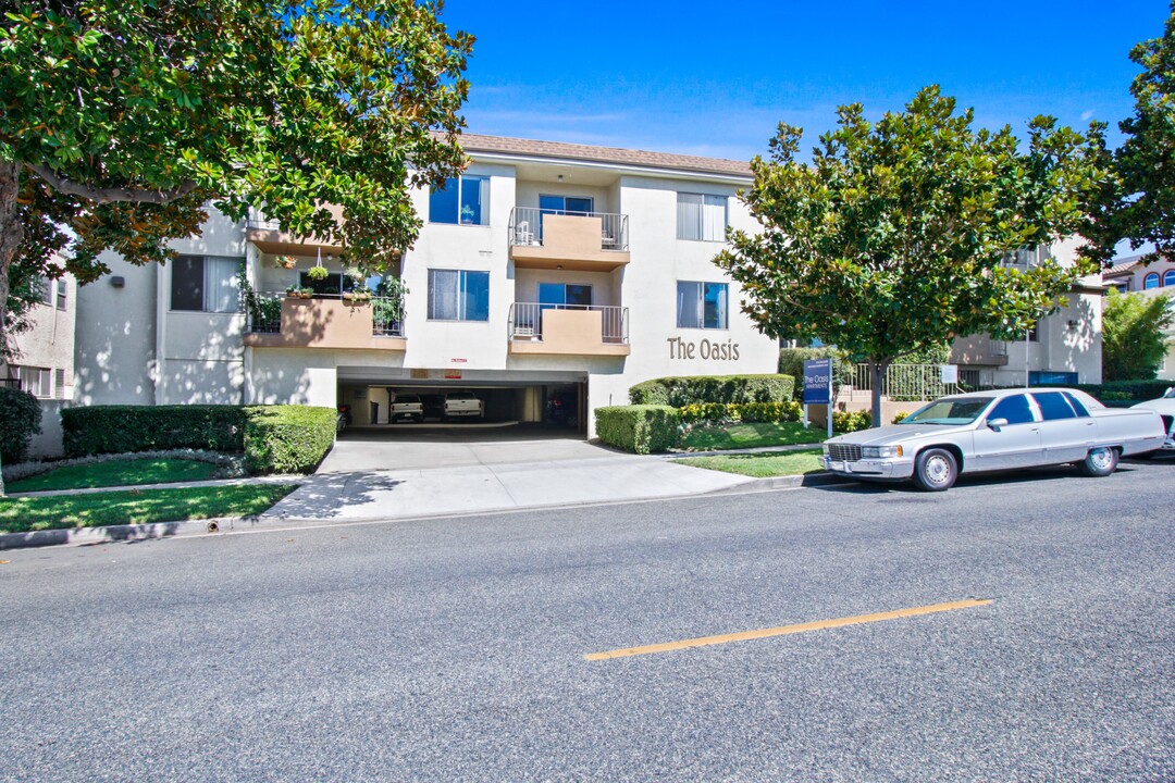 Oasis Apartments in Burbank, CA - Building Photo