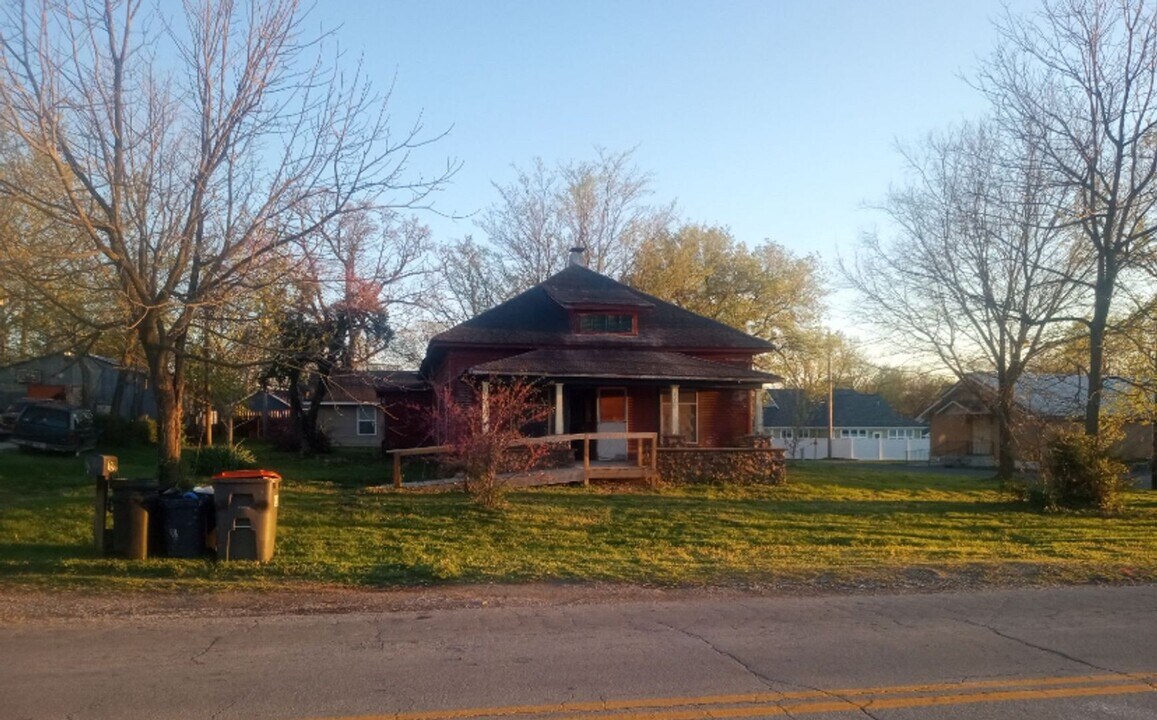 151 E Main St in Goodman, MO - Building Photo