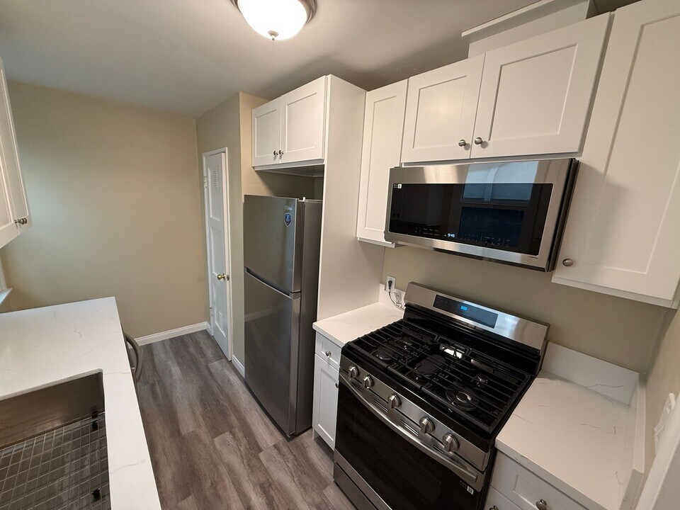 14259 Dickens St in Los Angeles, CA - Building Photo