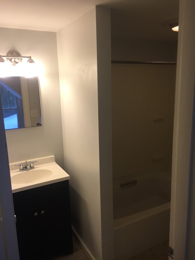 3 Curtice Avenue, Unit APT#1 in Concord, NH - Foto de edificio - Building Photo